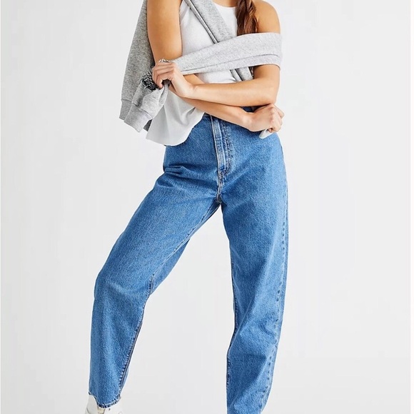 Vintage Levi’s Relaxed Fit Tapered Leg Jeans